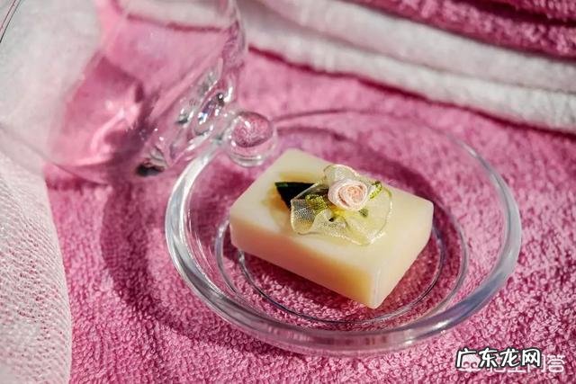 衣服上的葡萄酒渍该如何清洗?