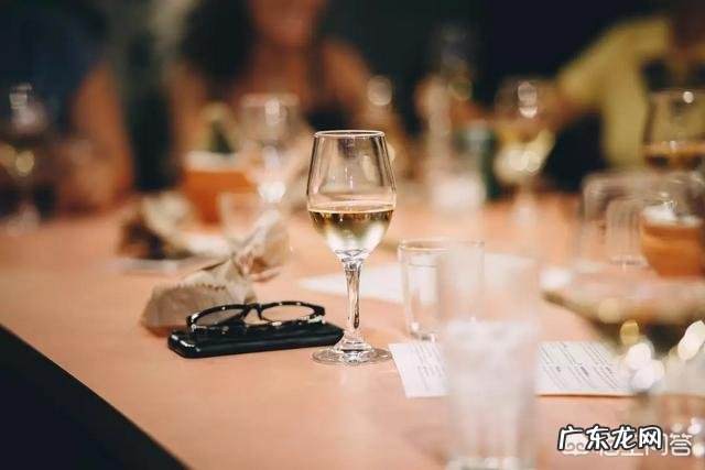 衣服上的葡萄酒渍该如何清洗?