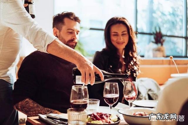 衣服上的葡萄酒渍该如何清洗?