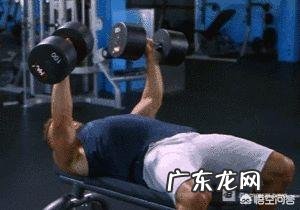 在握推时,杠铃要不要贴胸?你怎么看?