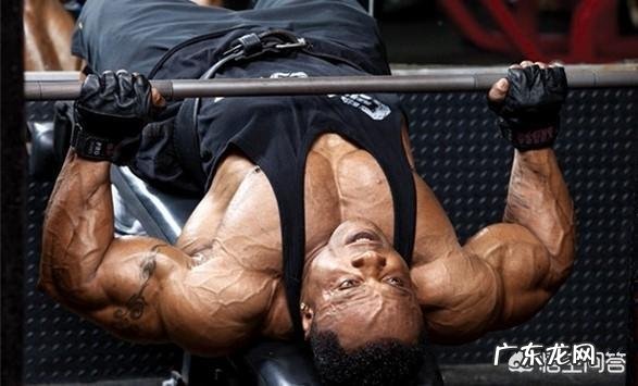 在握推时,杠铃要不要贴胸?你怎么看?