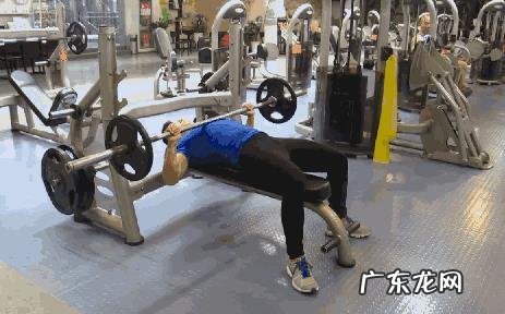 在握推时,杠铃要不要贴胸?你怎么看?