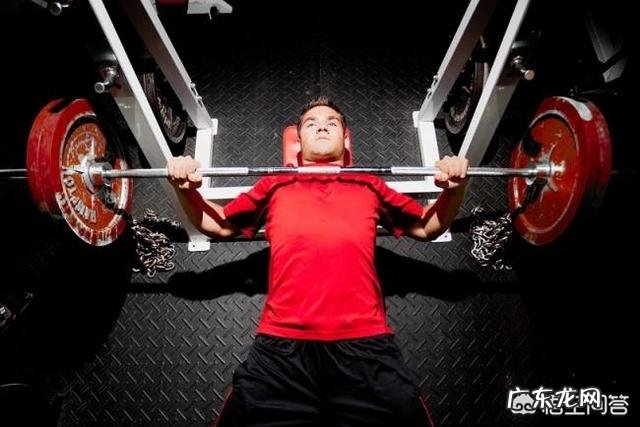 在握推时,杠铃要不要贴胸?你怎么看?