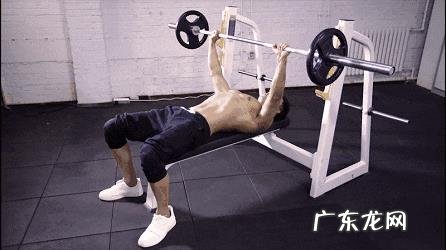 在握推时,杠铃要不要贴胸?你怎么看?