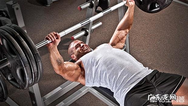 在握推时,杠铃要不要贴胸?你怎么看?