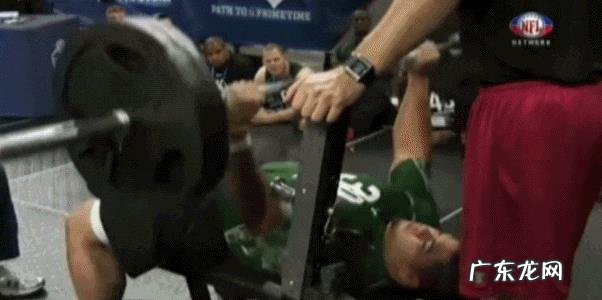 在握推时,杠铃要不要贴胸?你怎么看?