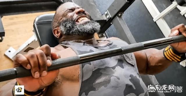 在握推时,杠铃要不要贴胸?你怎么看?