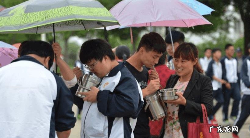 安徽考生一出考场,跪谢母亲,你怎么看?