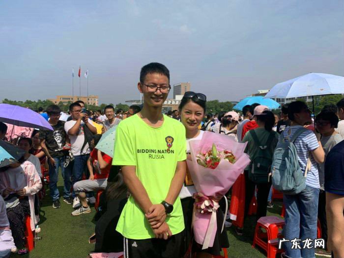 安徽考生一出考场,跪谢母亲,你怎么看?