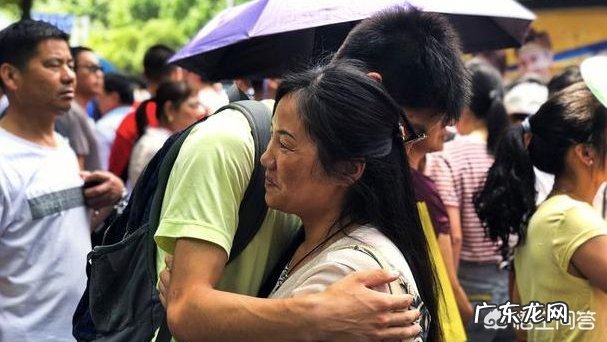 安徽考生一出考场,跪谢母亲,你怎么看?