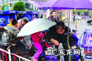 安徽考生一出考场,跪谢母亲,你怎么看?