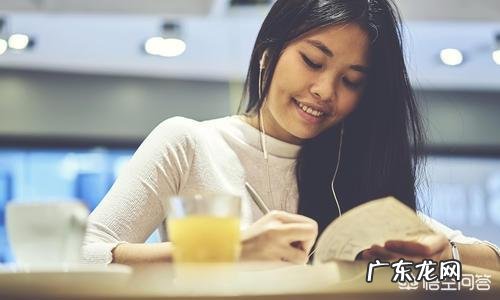 教师在办公室一边批作业,一边听音乐,被通报批评罚钱合不合理?