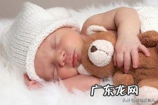 四个月大的宝宝，老是睡反觉，怎么跟他玩，才能哄睡他？