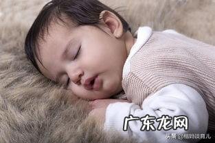 四个月大的宝宝，老是睡反觉，怎么跟他玩，才能哄睡他？