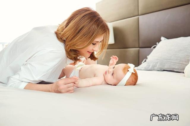 四个月大的宝宝,老是睡反觉,怎么跟他玩,才能哄睡他?