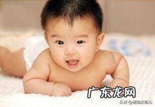 四个月大的宝宝，老是睡反觉，怎么跟他玩，才能哄睡他？