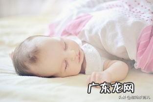 四个月大的宝宝,老是睡反觉,怎么跟他玩,才能哄睡他?