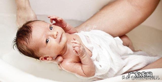 四个月大的宝宝,老是睡反觉,怎么跟他玩,才能哄睡他?