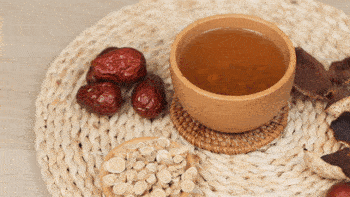 秋天如何通过穴位按摩和黄芪茶饮,补脾肺之气