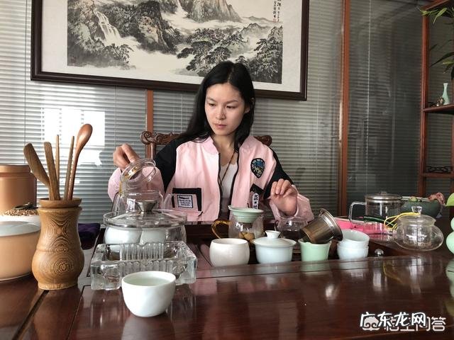 男生会一直陪你聊天但从不会主动找你是为啥?