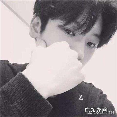 前男友偶尔访问我的QQ空间，换个头像两个小时后，他就进来查看我空间的照片，这是为什么？