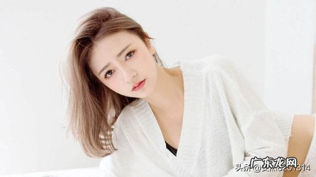 前男友偶尔访问我的QQ空间，换个头像两个小时后，他就进来查看我空间的照片，这是为什么？