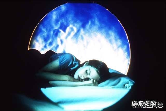 为什么有的梦感觉很真实,但起来后却只记得一点或完全忘记?