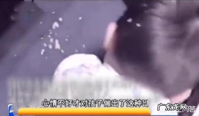 妈妈逼3岁男孩吃地上的米粒,遭百名网友“围攻”,你认为该怎样教育孩子?