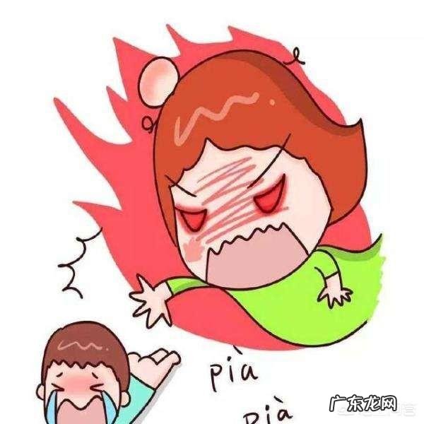 妈妈逼3岁男孩吃地上的米粒,遭百名网友“围攻”,你认为该怎样教育孩子?