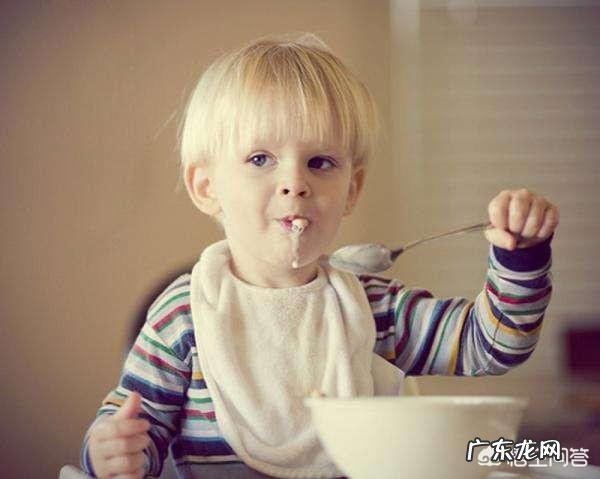 妈妈逼3岁男孩吃地上的米粒,遭百名网友“围攻”,你认为该怎样教育孩子?