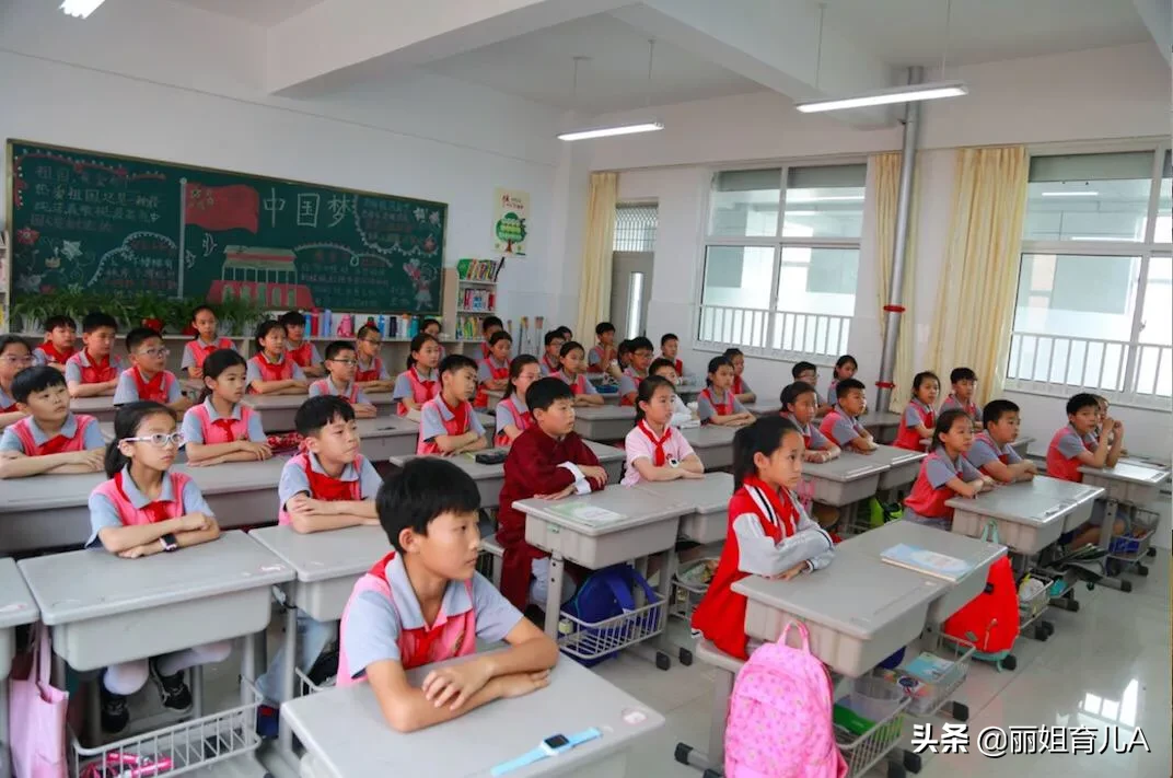 小学学生上课讲话,怎么办?