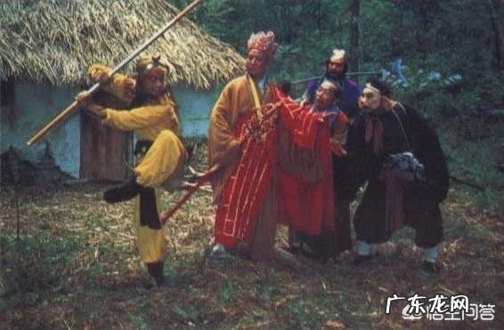 西游记原著。当孙悟空打死白骨精的几个变身时,唐僧为何近乎癫狂般念紧箍咒呢?