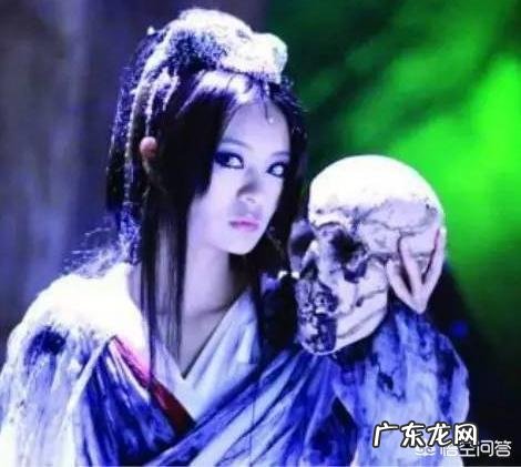 西游记原著。当孙悟空打死白骨精的几个变身时,唐僧为何近乎癫狂般念紧箍咒呢?