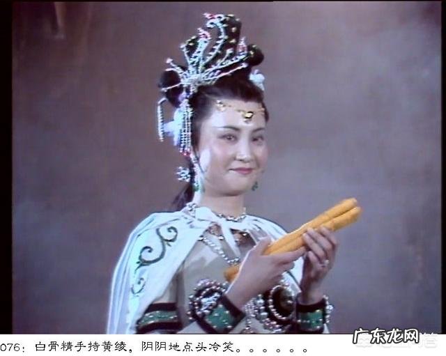 西游记原著。当孙悟空打死白骨精的几个变身时,唐僧为何近乎癫狂般念紧箍咒呢?