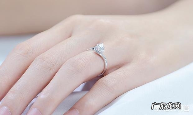 戒指是不是戴在每根手指上都有不同寓意,戴在左手小指上有什么寓意?