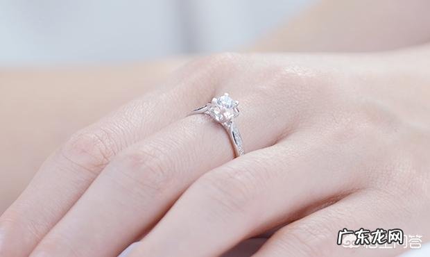戒指是不是戴在每根手指上都有不同寓意,戴在左手小指上有什么寓意?