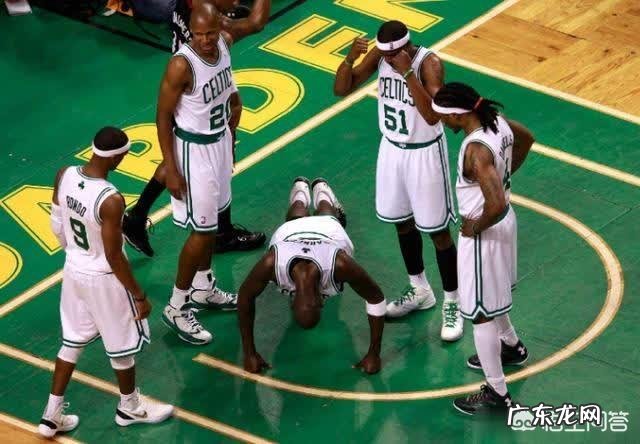 韦德发问：我+乔丹+艾+卡+杜VS詹+科+哈+麦+KG，打七场，谁会赢？ ？