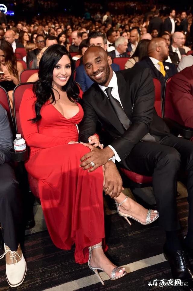 韦德发问:我+乔丹+艾+卡+杜VS詹+科+哈+麦+KG,打七场,谁会赢? ?