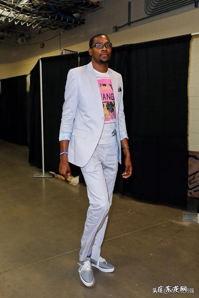 韦德发问:我+乔丹+艾+卡+杜VS詹+科+哈+麦+KG,打七场,谁会赢? ?