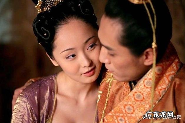 汉朝皇帝的妃子被野猪袭击,侍卫见死不救还拦住皇帝,为什么皇帝还赏赐他?