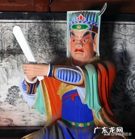 汉朝皇帝的妃子被野猪袭击,侍卫见死不救还拦住皇帝,为什么皇帝还赏赐他?