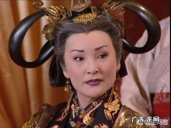 汉朝皇帝的妃子被野猪袭击,侍卫见死不救还拦住皇帝,为什么皇帝还赏赐他?