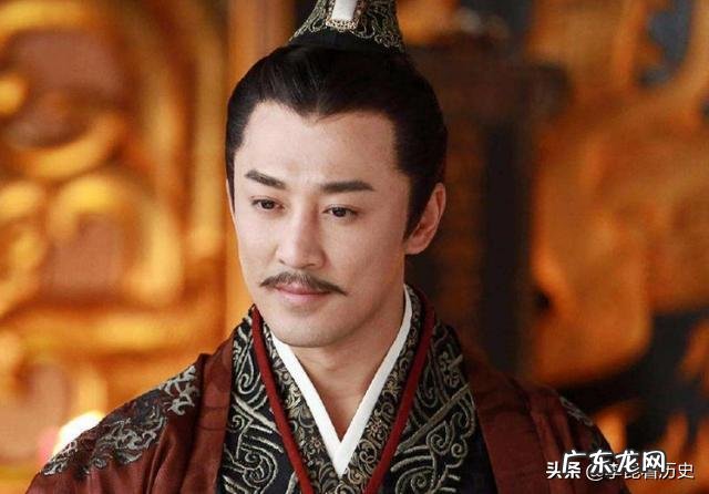 汉朝皇帝的妃子被野猪袭击,侍卫见死不救还拦住皇帝,为什么皇帝还赏赐他?