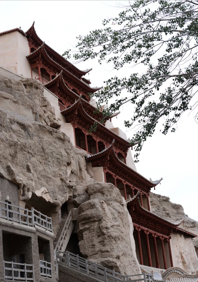 我曾从兰州出发去敦煌，去参观敦煌莫高窟和鸣沙山，敦煌为何被誉为世界文明艺术之都？