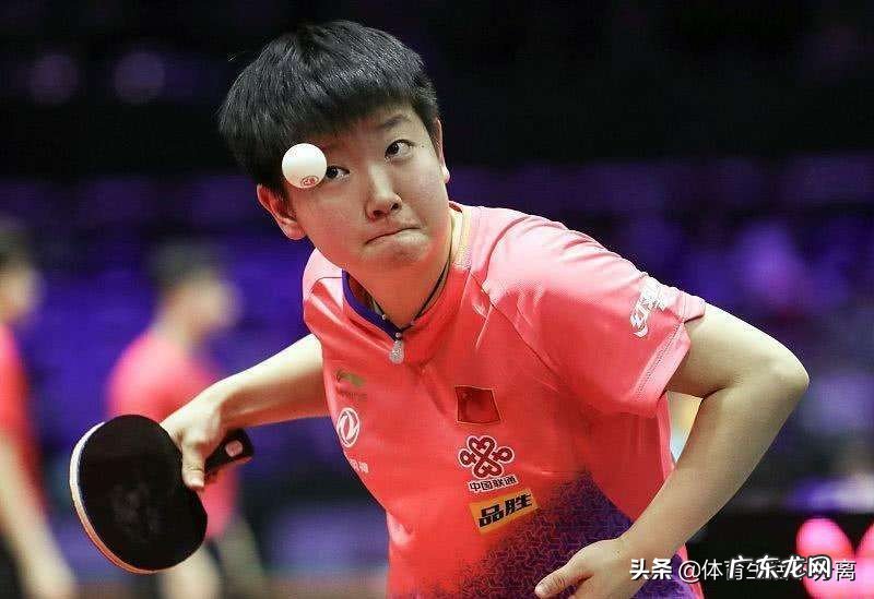 为什么乒乓运动员发球老是爱对球拍吹口气?