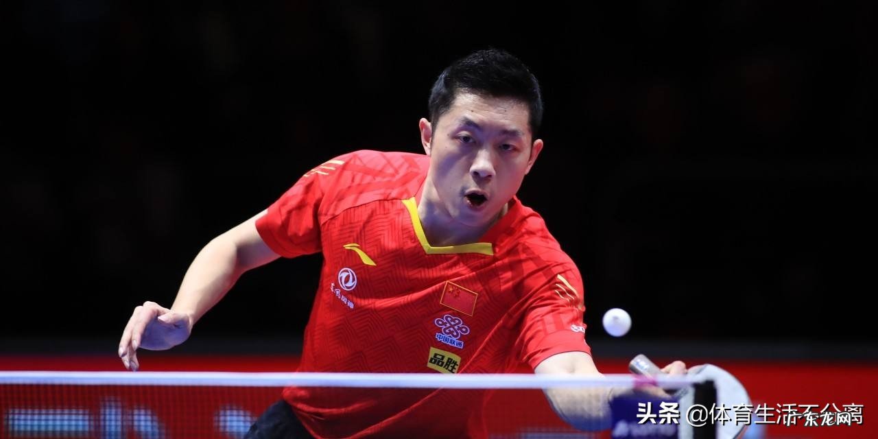 为什么乒乓运动员发球老是爱对球拍吹口气?