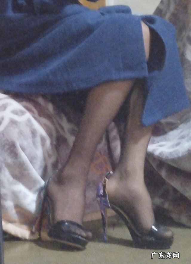 30多岁的女性，是穿细高跟鞋好看，还是中跟鞋好看？