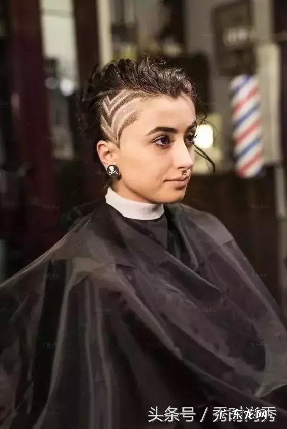 有没有类似朋克头的女生发型可以分享?