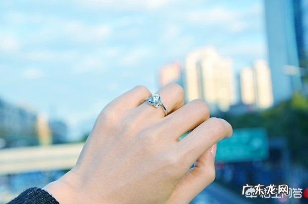 爱情的四个阶段对应哪些不同戒指戴法?各手指可戴,你戴对了吗?