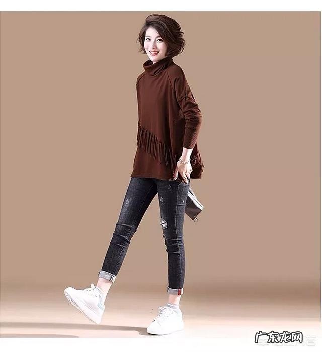 一件浅咖啡色接近驼色的宽松羊毛衫搭配什么颜色的裤子或是裙子?